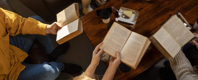 Participar de um clube de livro e compartilhar experiências de leitura