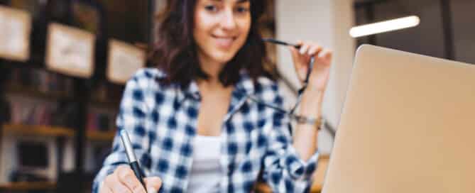 Curso de escrita criativa ajudando autores a desenvolver histórias