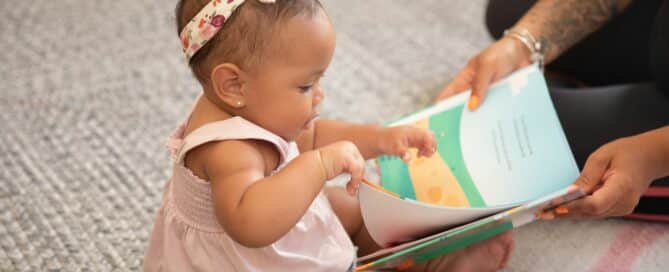 Leitura infantil foco profundo com livros físicos