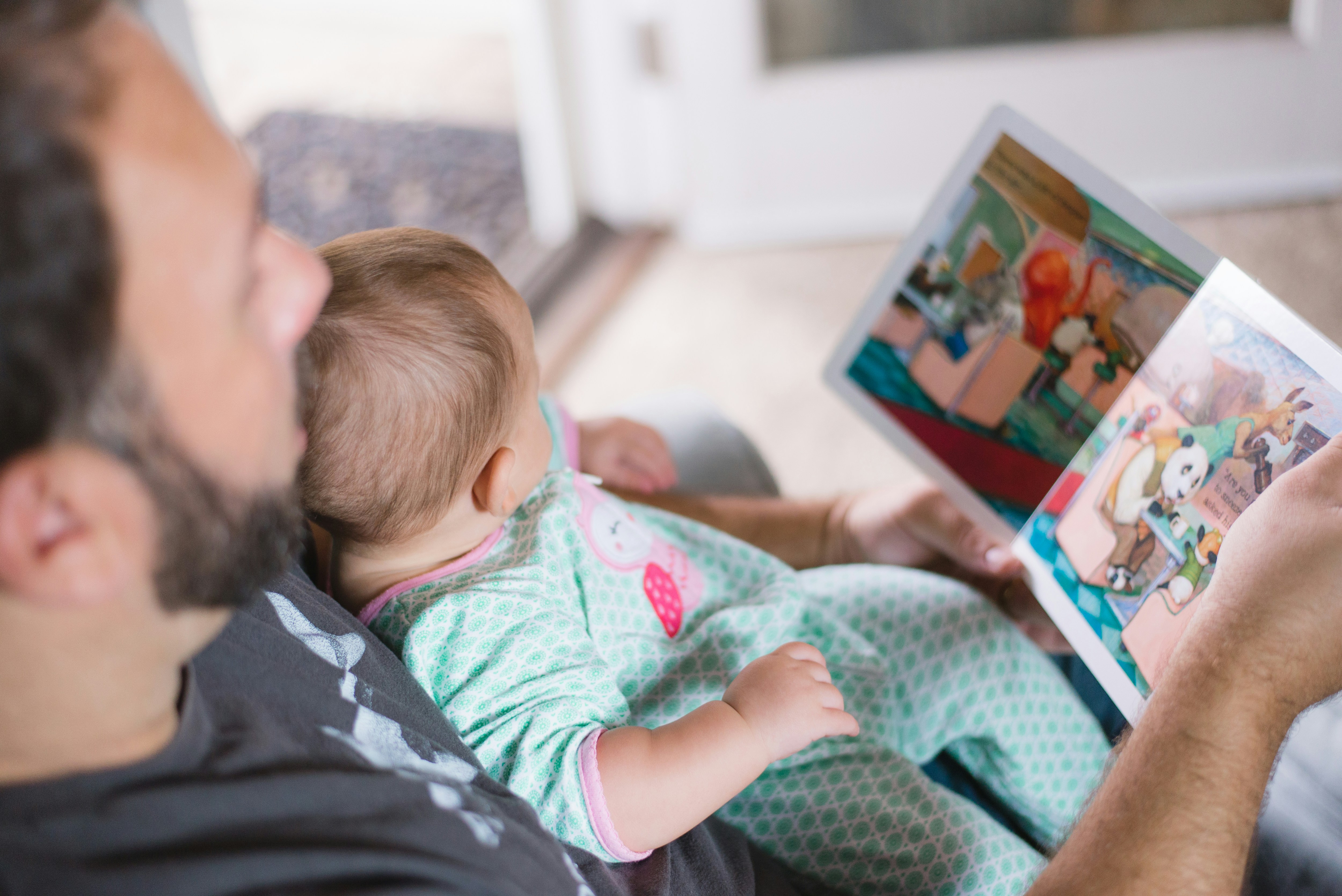 Ler para crianças antes de dormir fortalece a empatia e a criatividade