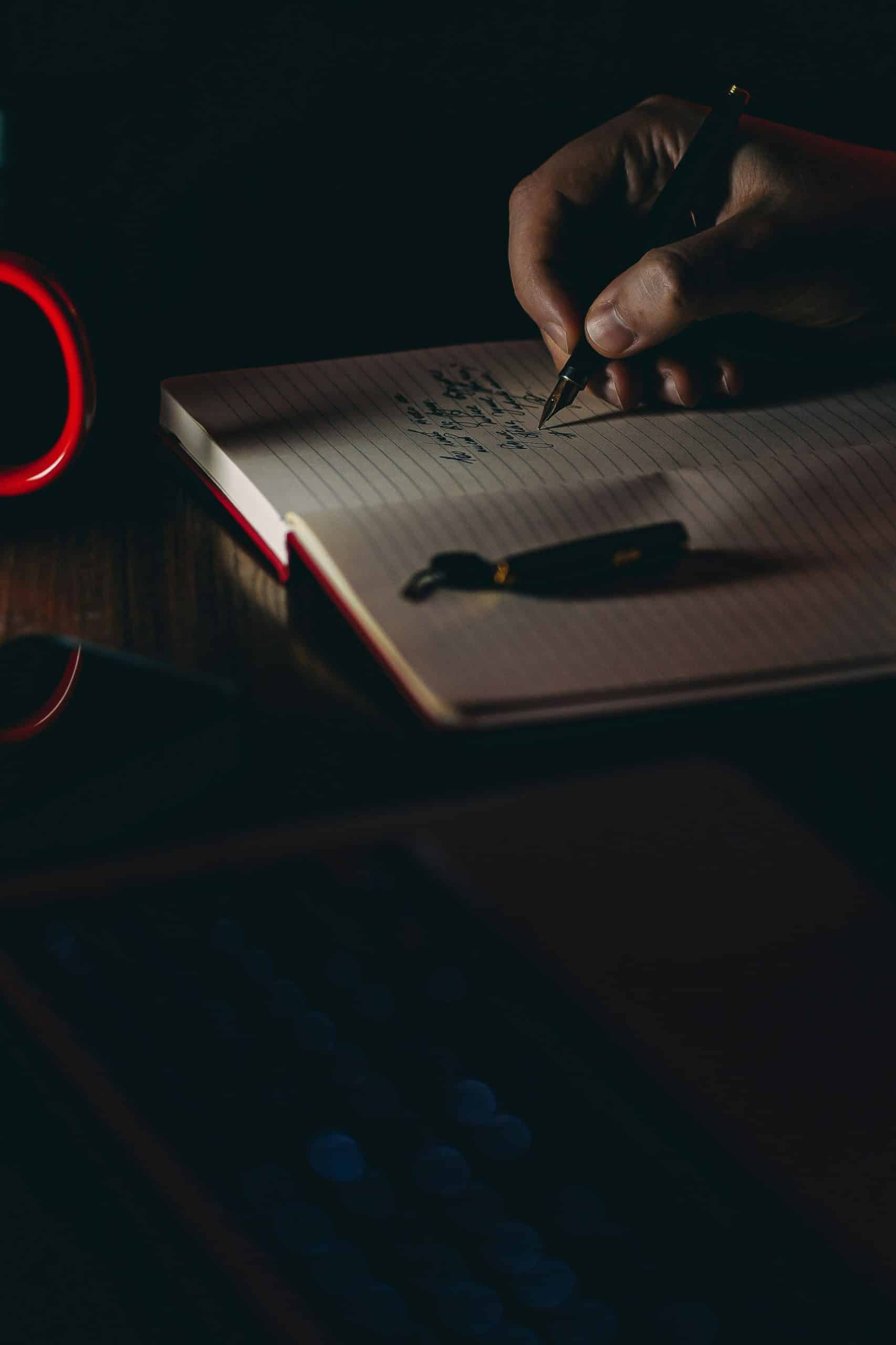 Diferença entre prefácio, posfácio e eufácio em um livro