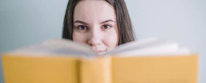 Orelha de um livro com informações sobre a obra e o autor