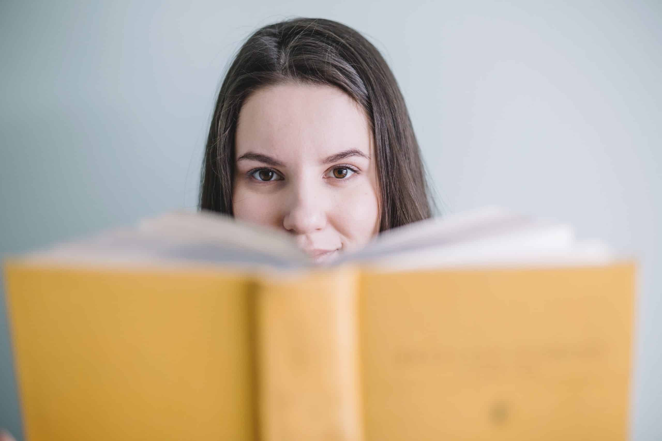 Orelha de um livro com informações sobre a obra e o autor